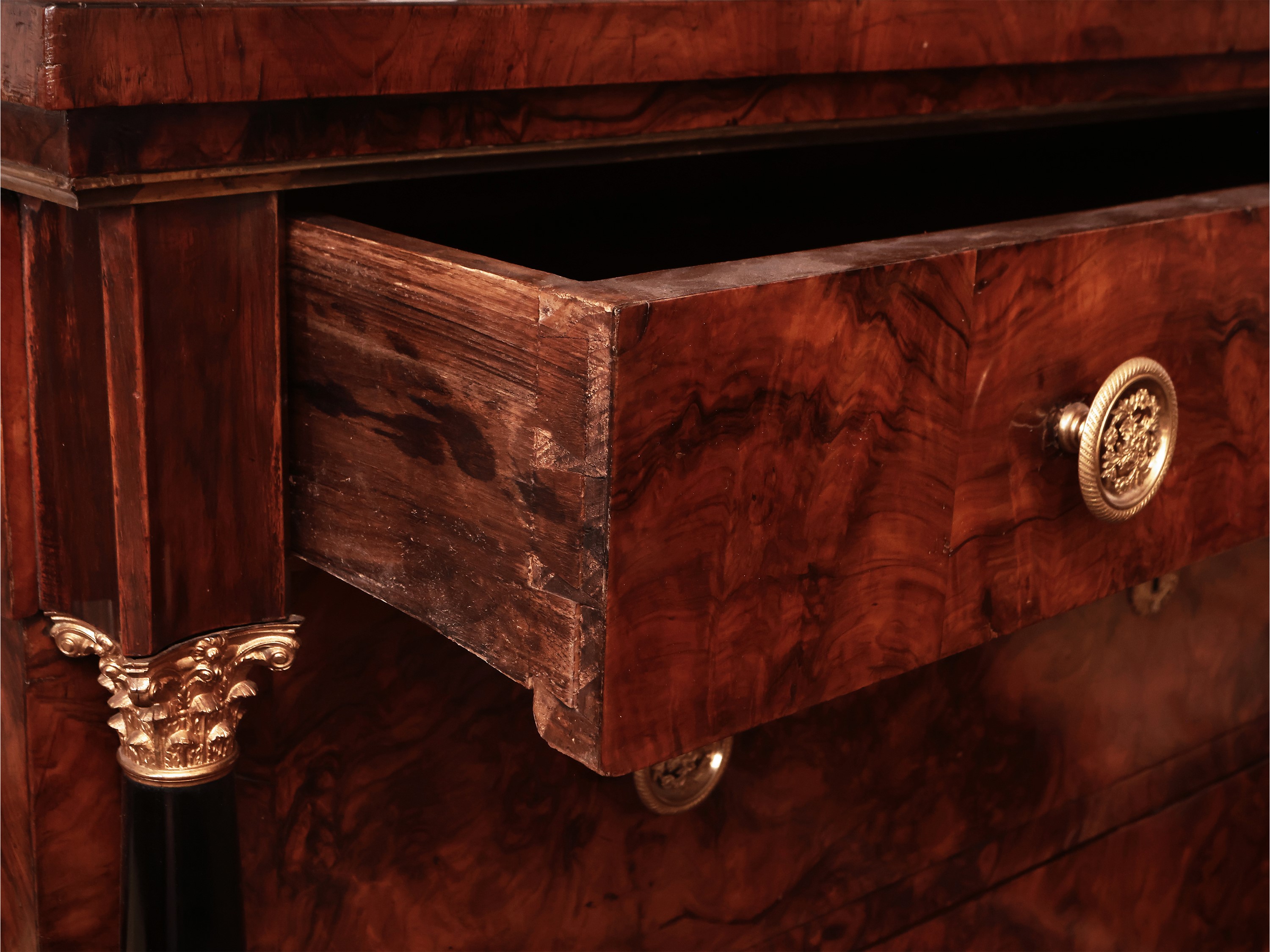 Cassettone impiallacciato in radica di noce