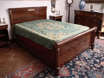 Letto Matrimoniale a Barca Impiallacciato in Noce e Piuma di Noce