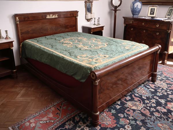 Letto matrimoniale a barca impiallacciato in noce e piuma di noce