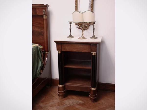 Coppia di comodini in noce