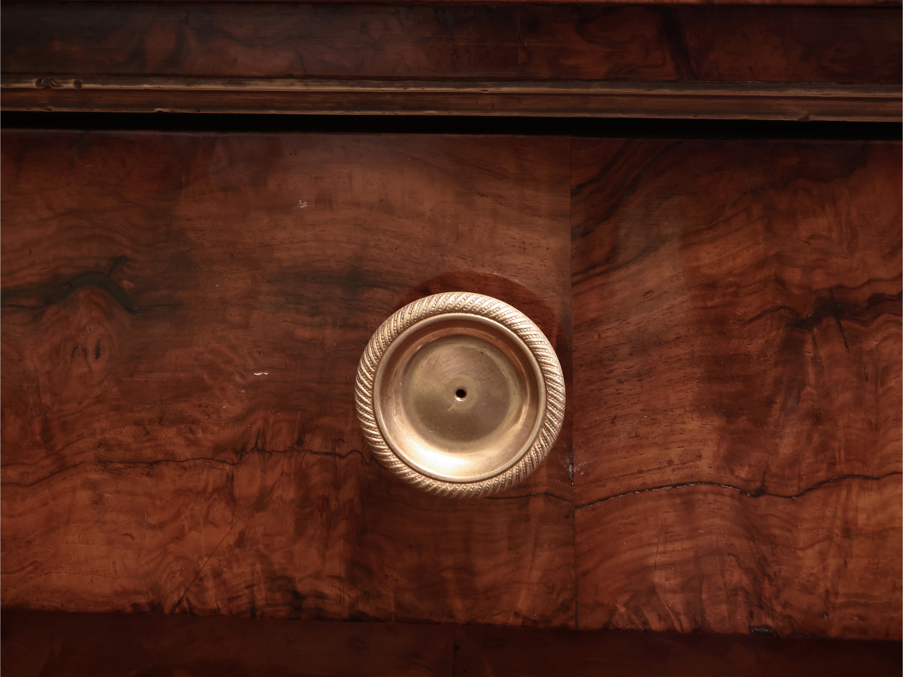 Cassettone impiallacciato in radica di noce