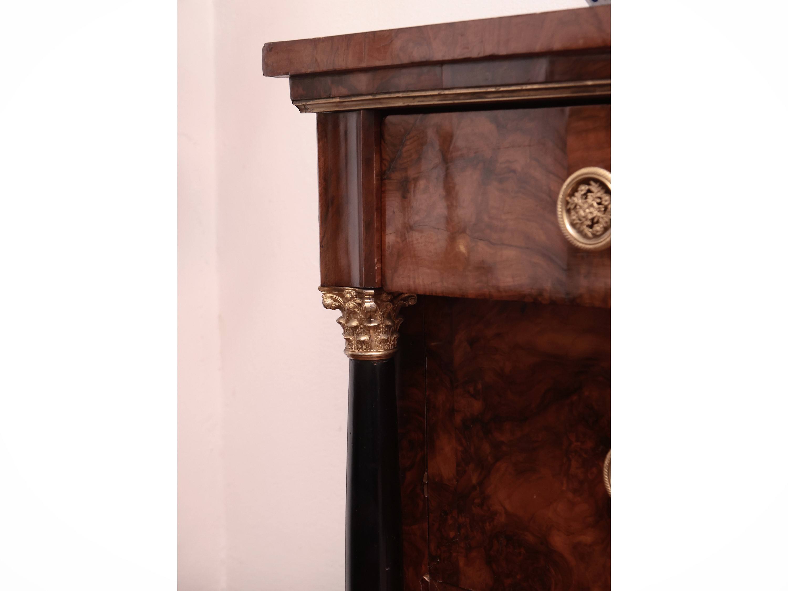 Cassettone impiallacciato in radica di noce