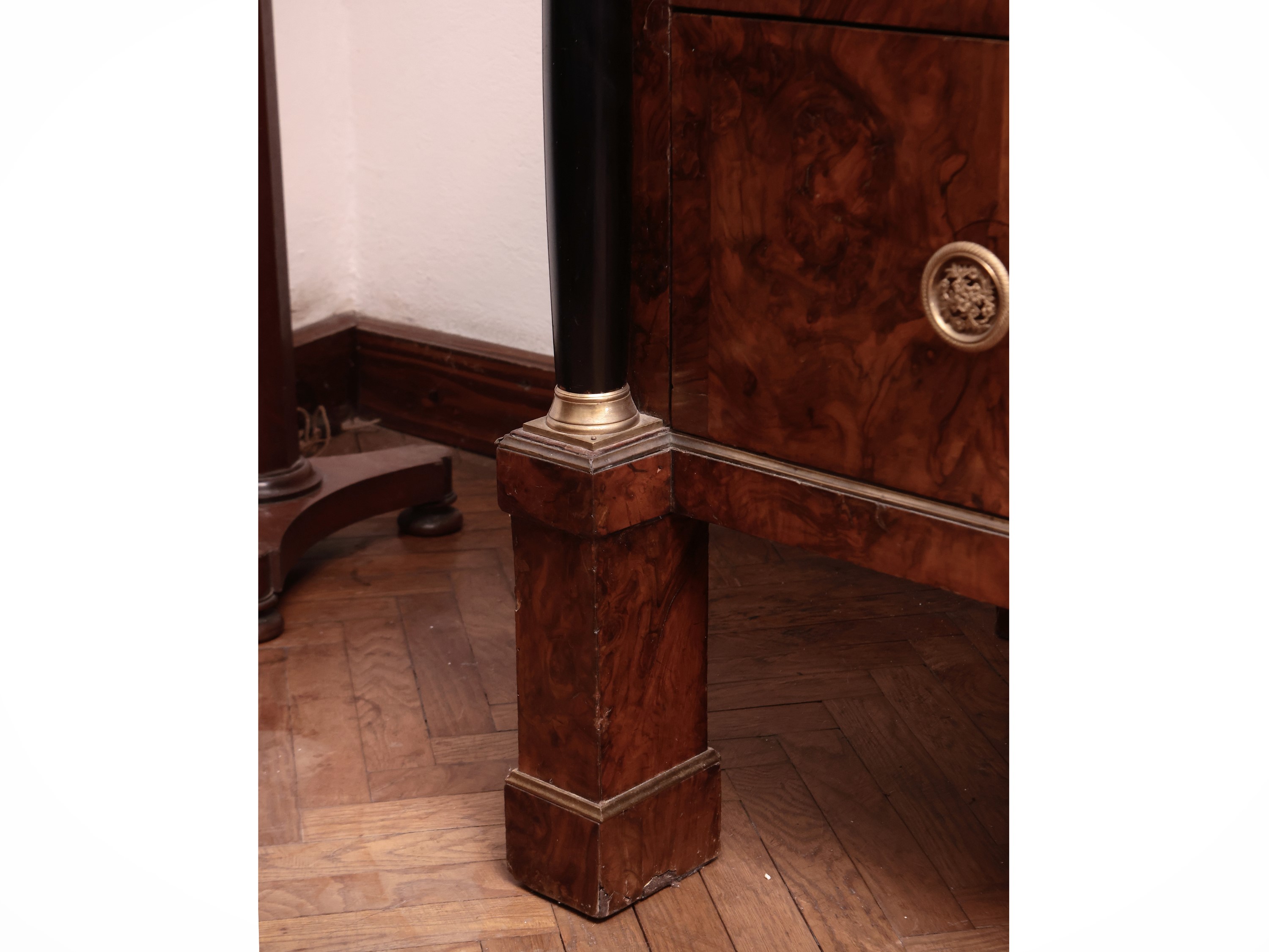 Cassettone impiallacciato in radica di noce