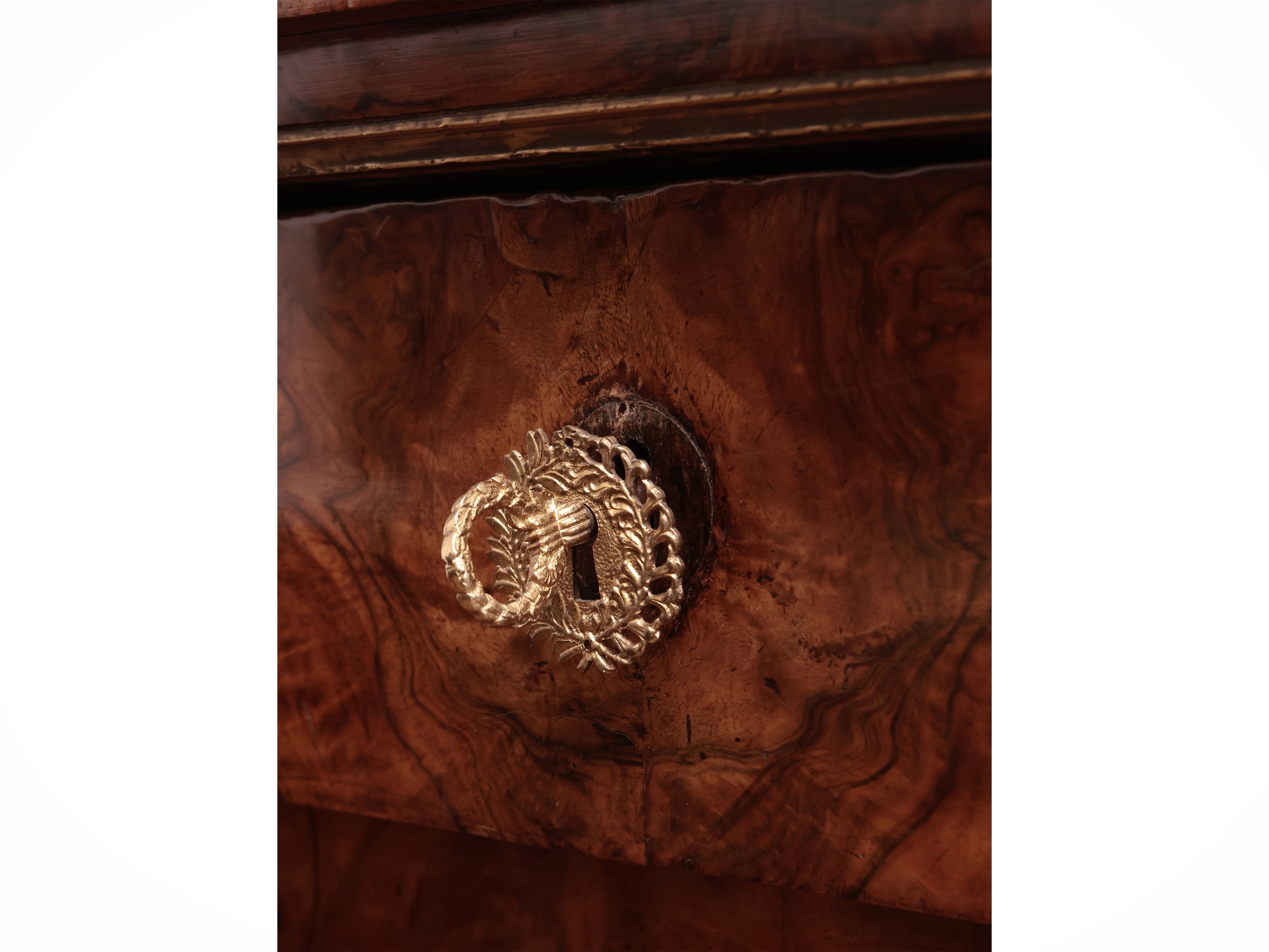 Cassettone impiallacciato in radica di noce