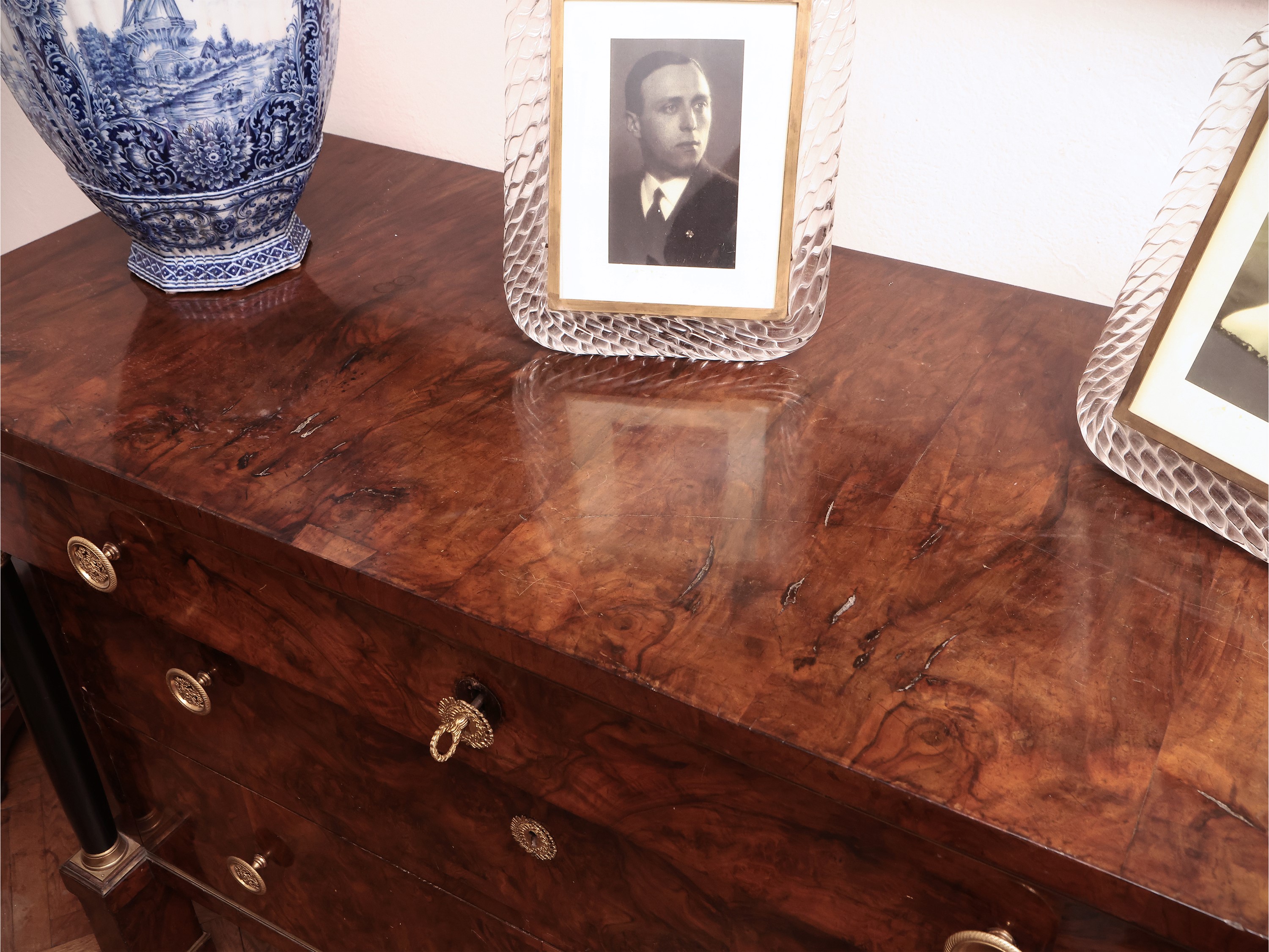 Cassettone impiallacciato in radica di noce