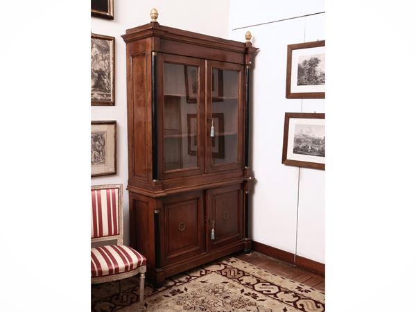 Credenza a due corpi impiallacciata in noce