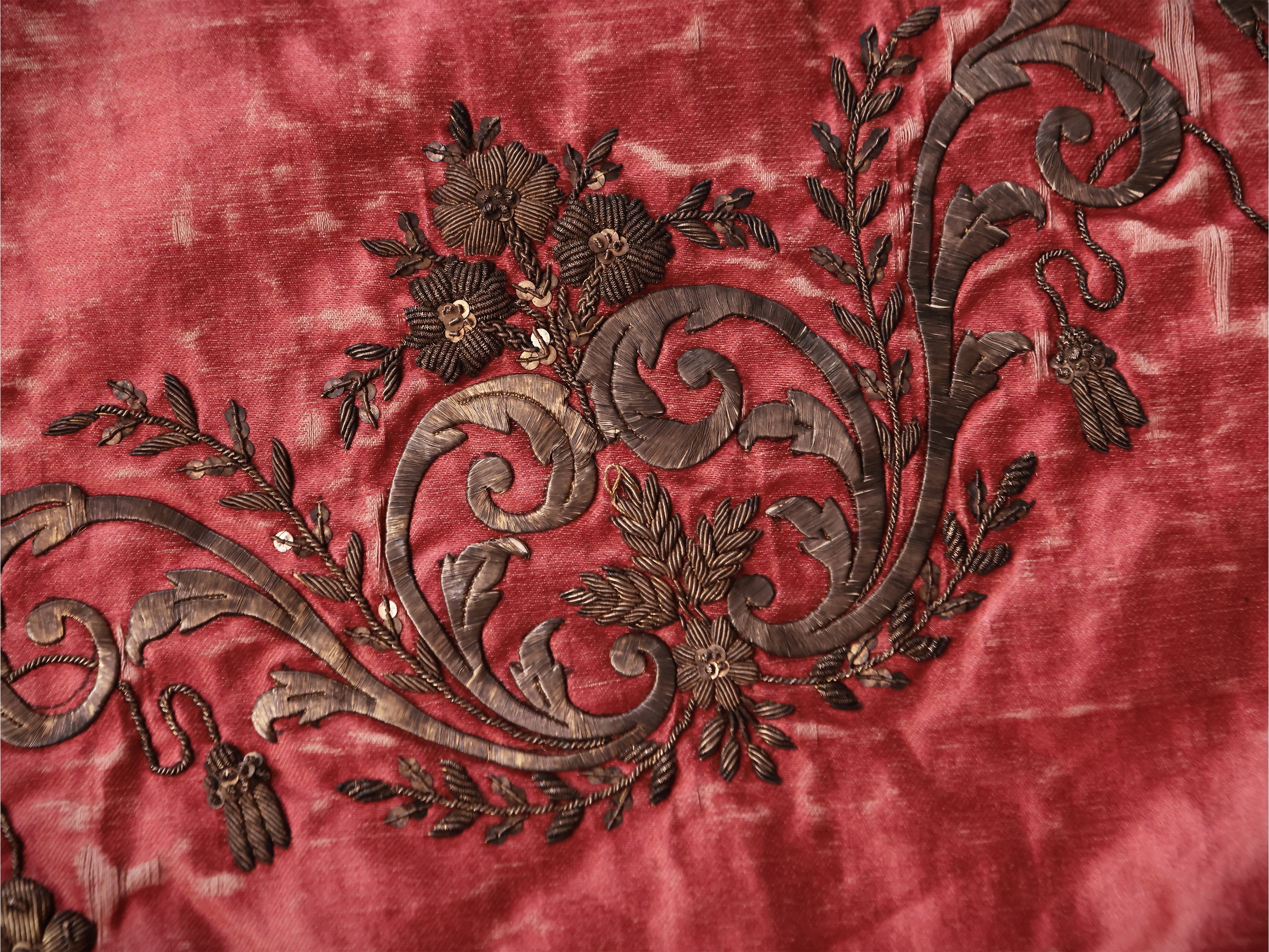 Drappo Copritavolo Circolare in Seta Rossa