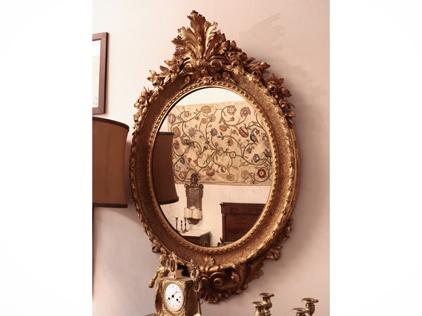 Specchiera con cornice in legno e pastiglia dorata