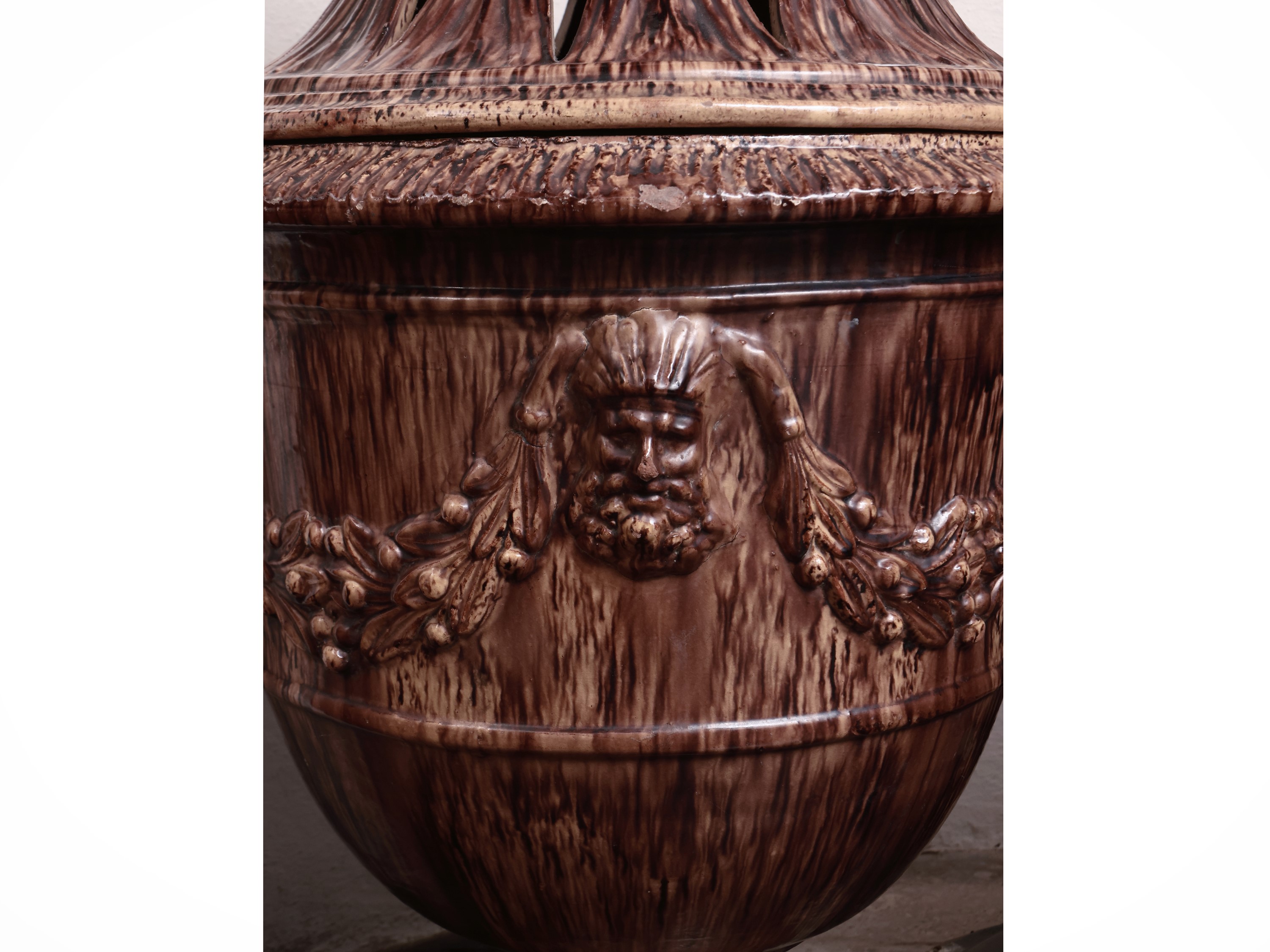 Coppia di grandi brucia essenze o bracieri in maiolica