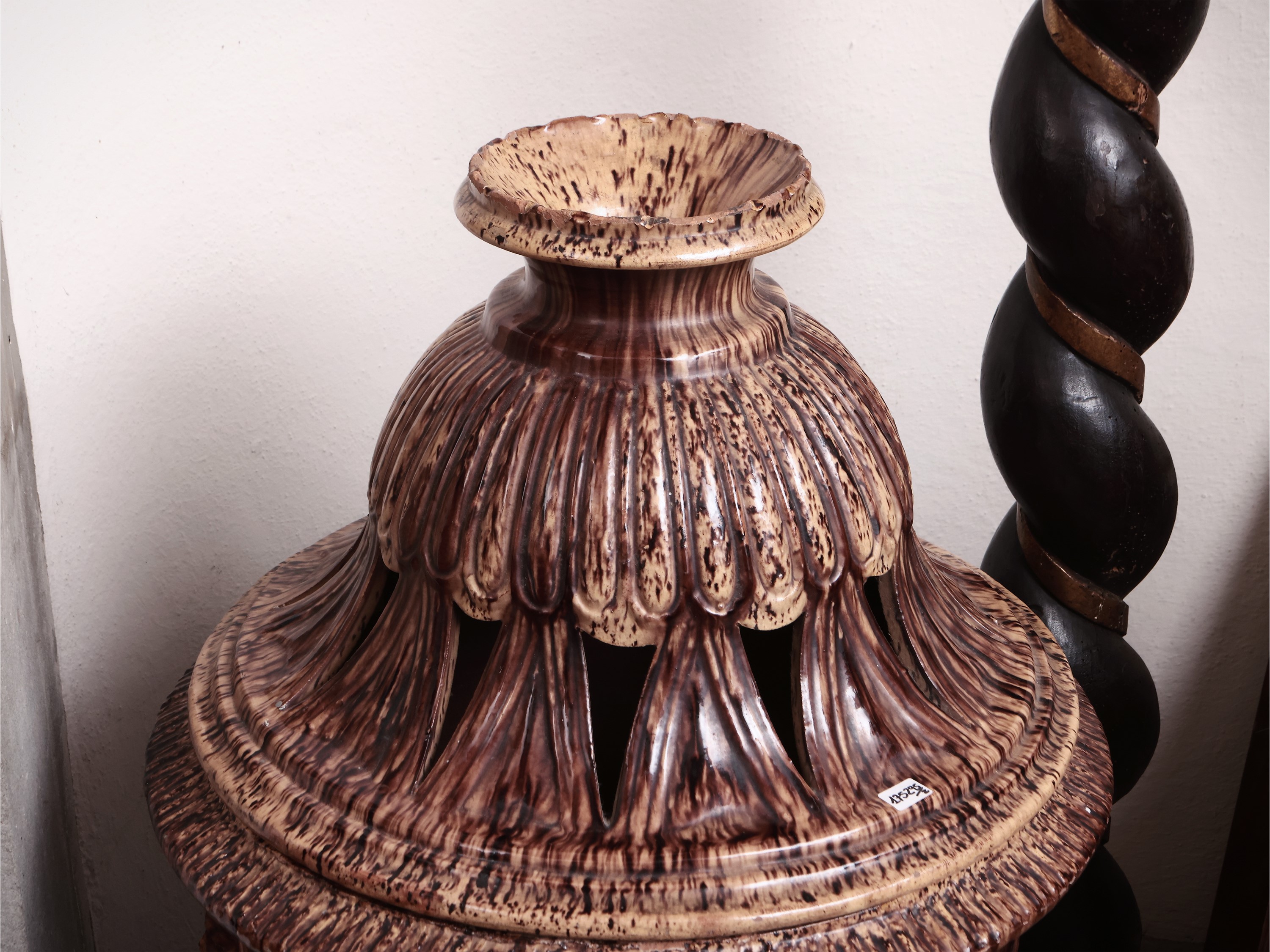 Coppia di grandi brucia essenze o bracieri in maiolica