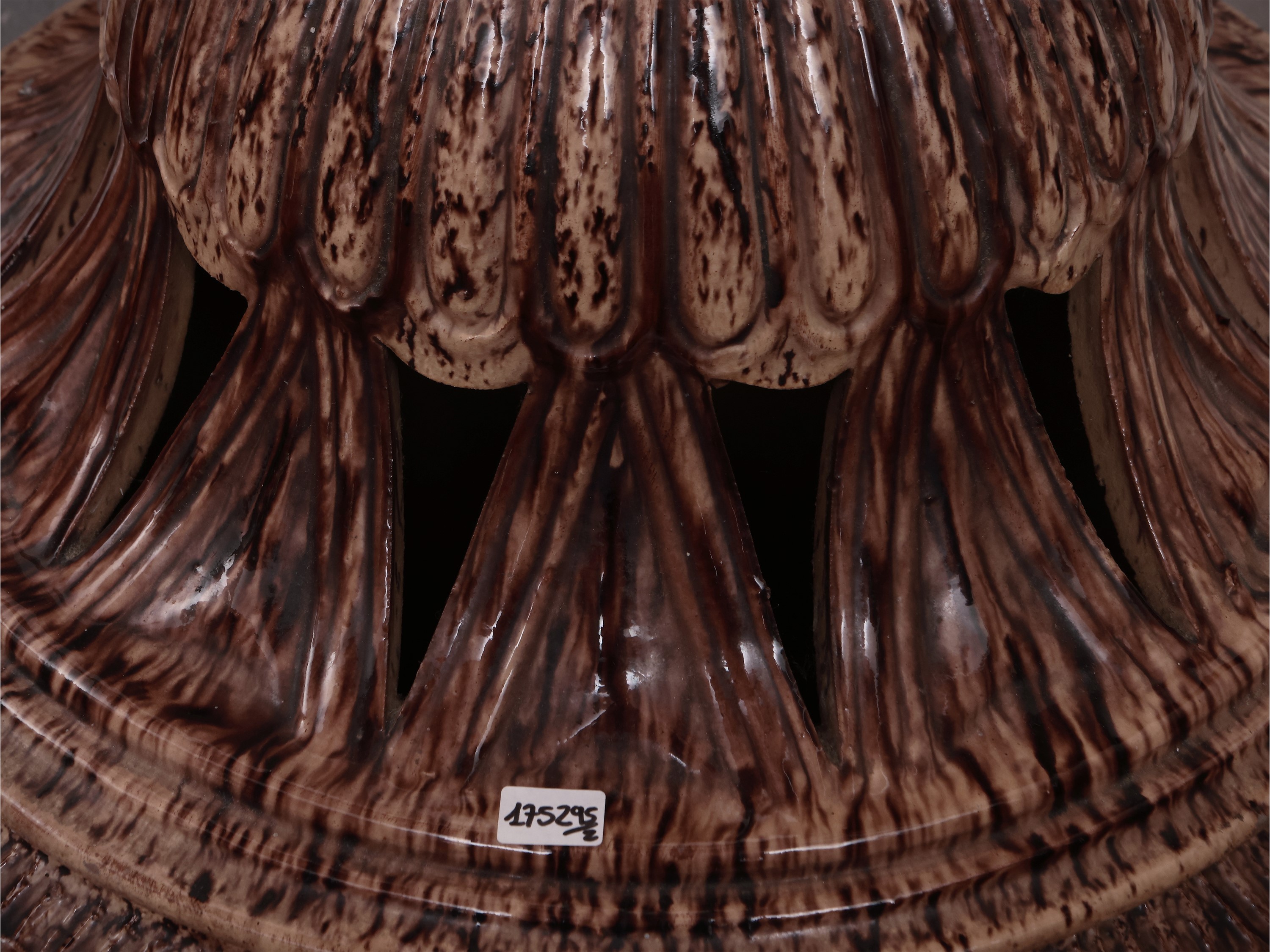 Coppia di grandi brucia essenze o bracieri in maiolica