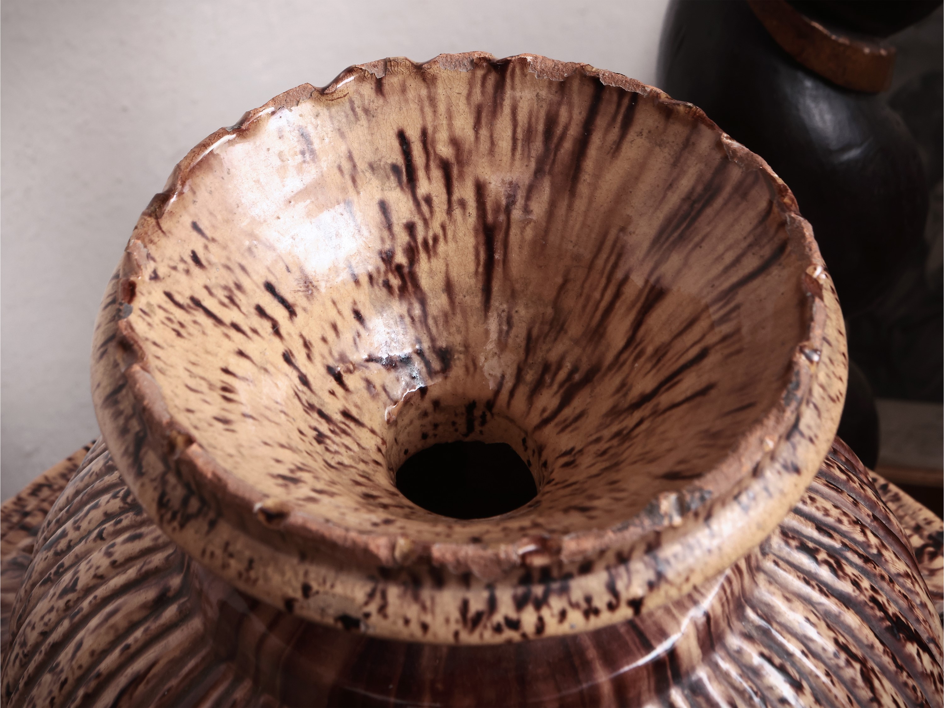 Coppia di grandi brucia essenze o bracieri in maiolica