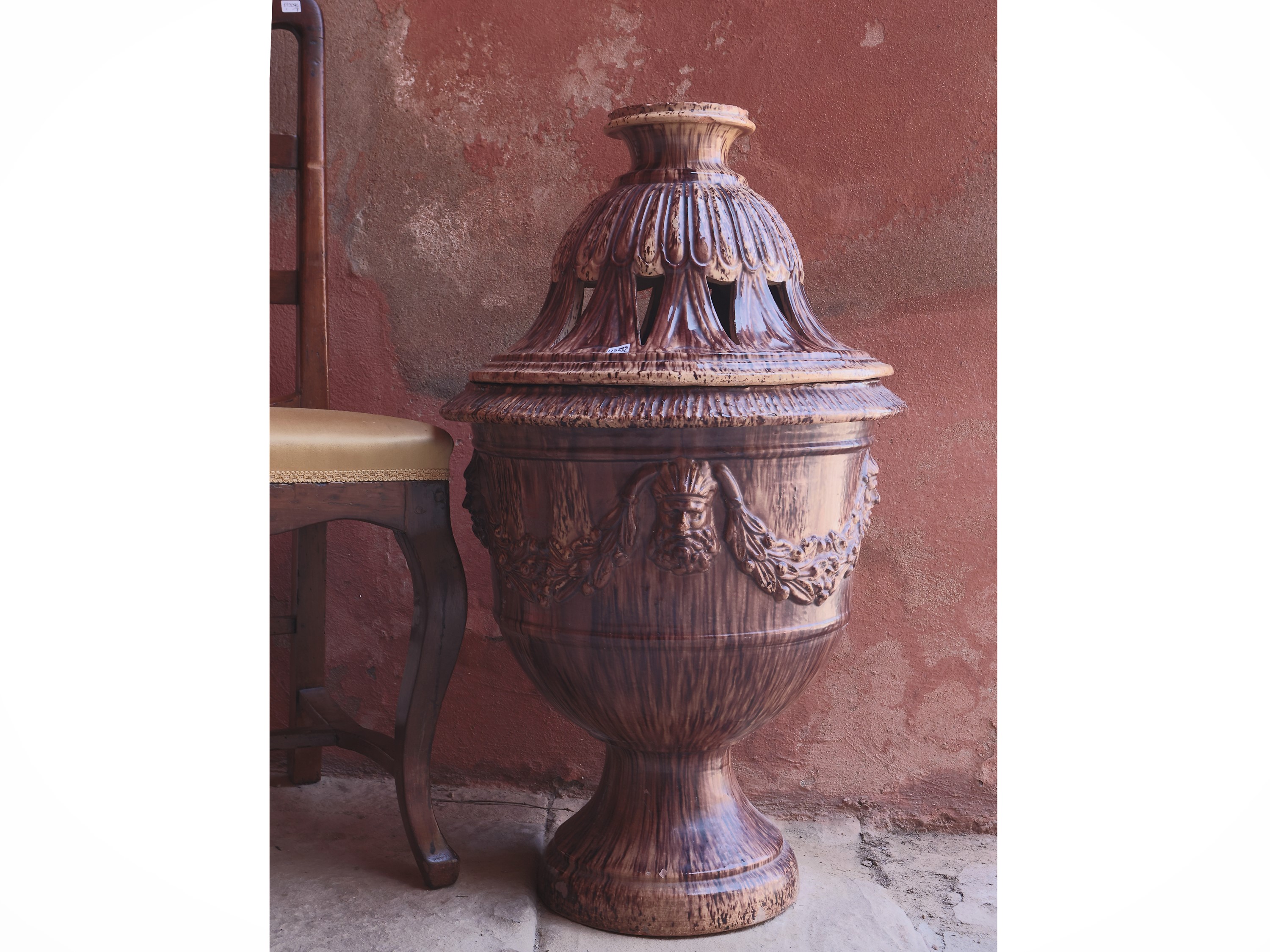 Coppia di grandi brucia essenze o bracieri in maiolica