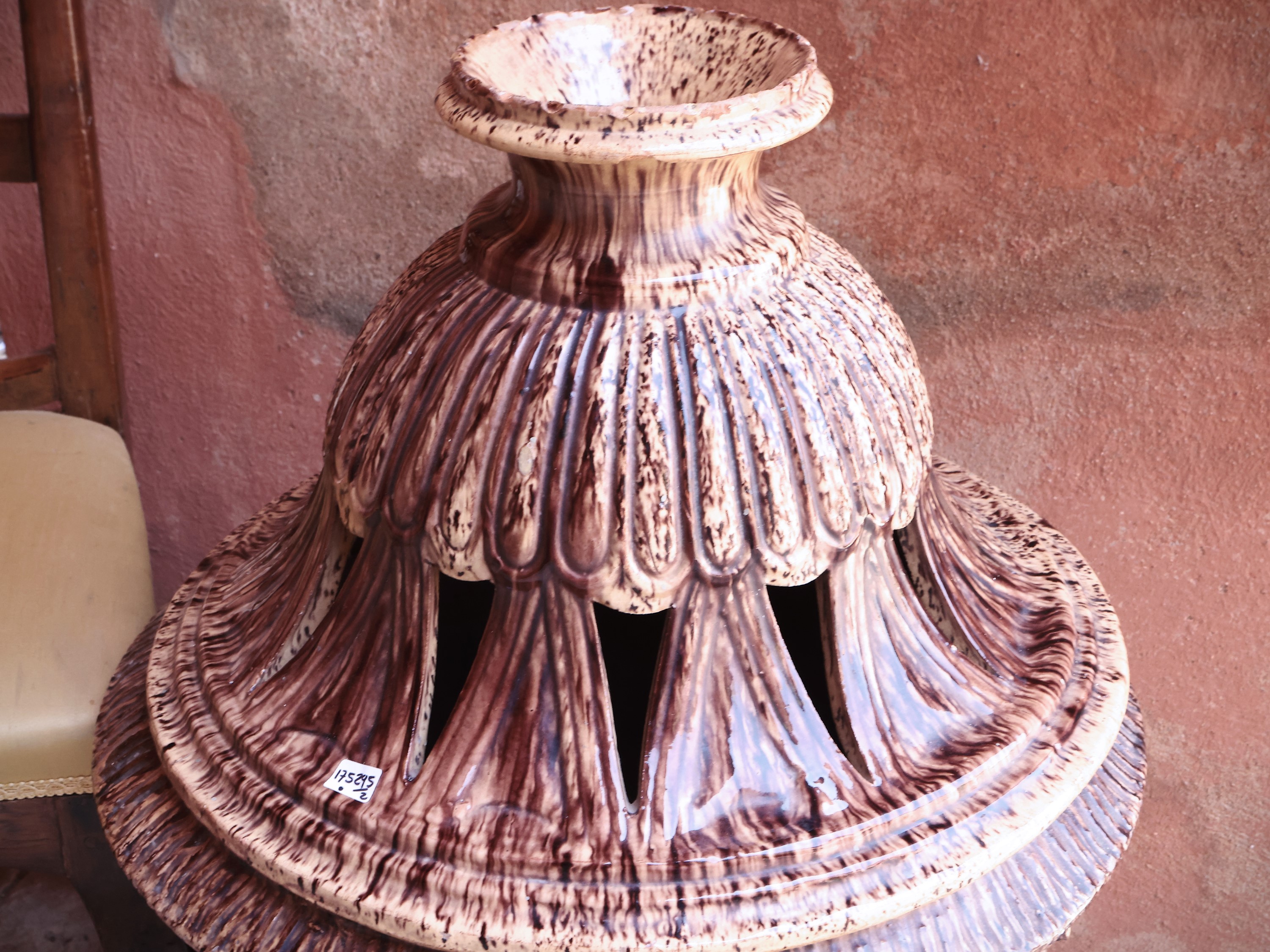 Coppia di grandi brucia essenze o bracieri in maiolica