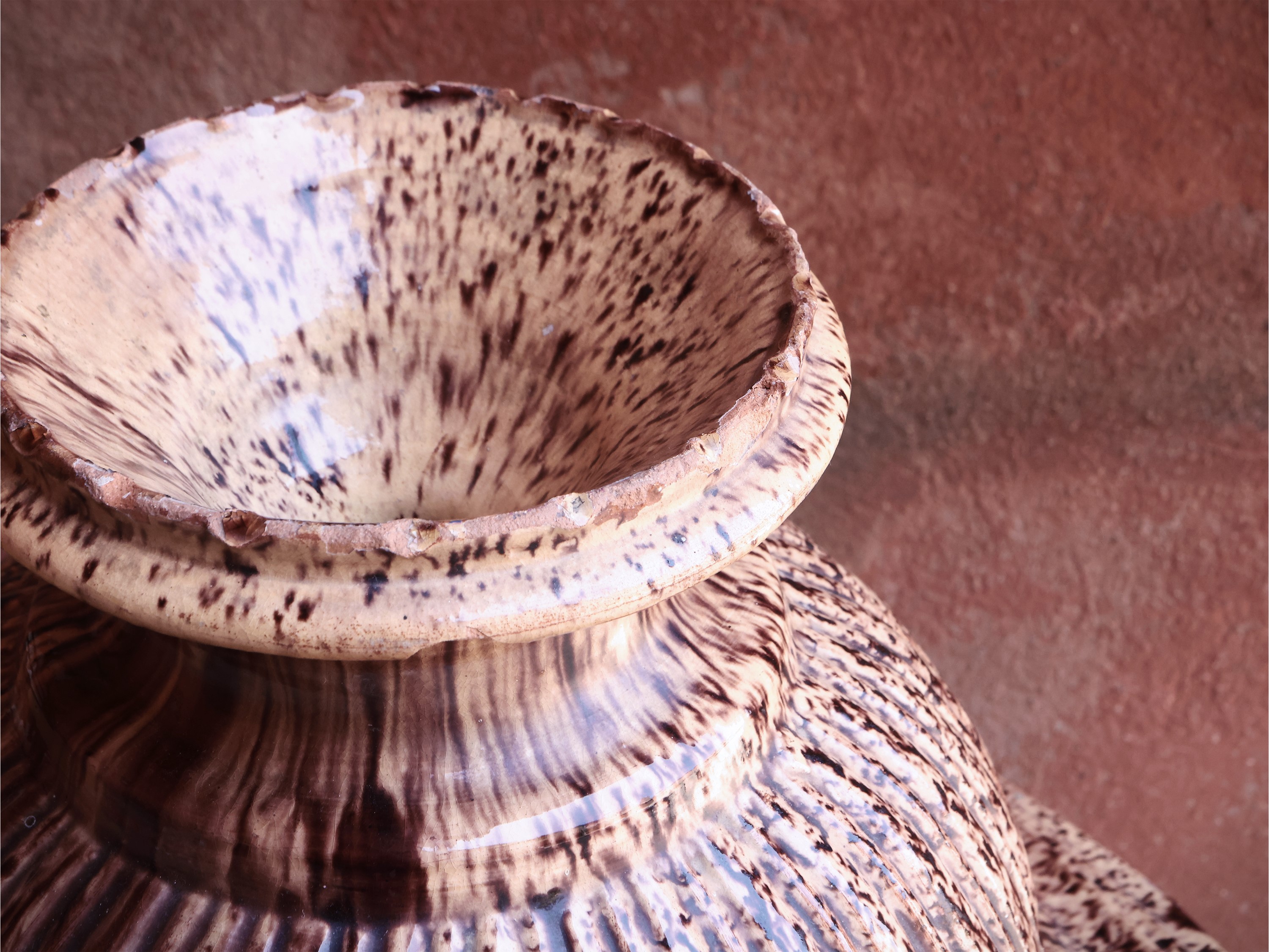 Coppia di grandi brucia essenze o bracieri in maiolica