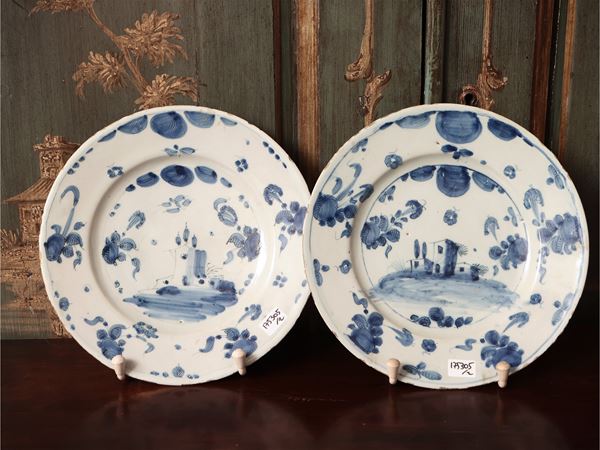 Coppia di piatti in maiolica di Savona