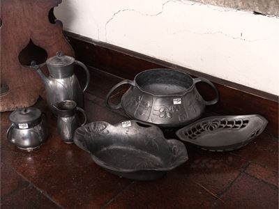 Accessori in peltro di gusto Art Nouveau, set da caffè, vaso ad anfora e centrotavola