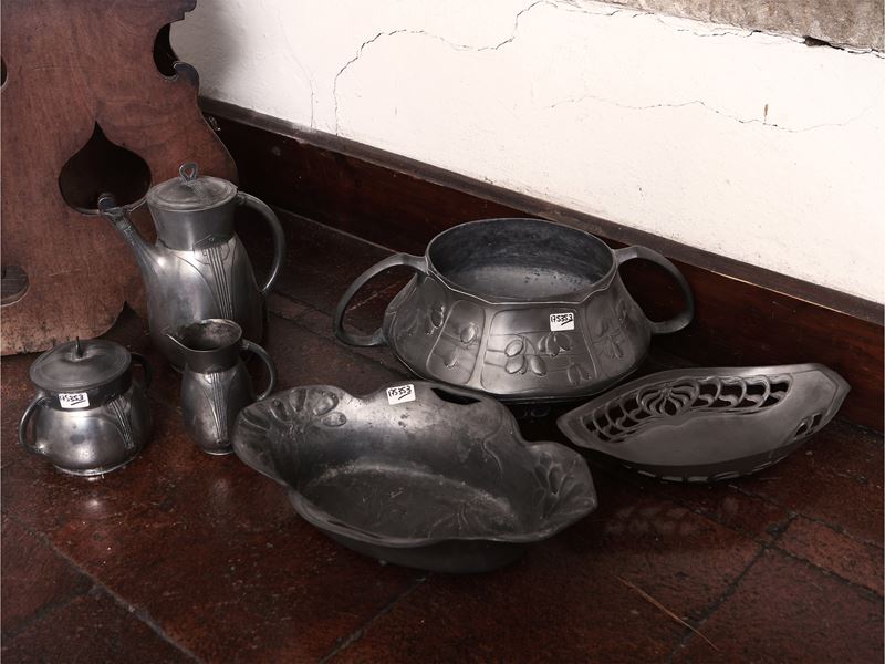 Accessori in peltro di gusto Art Nouveau, set da caffè, vaso ad anfora e centrotavola