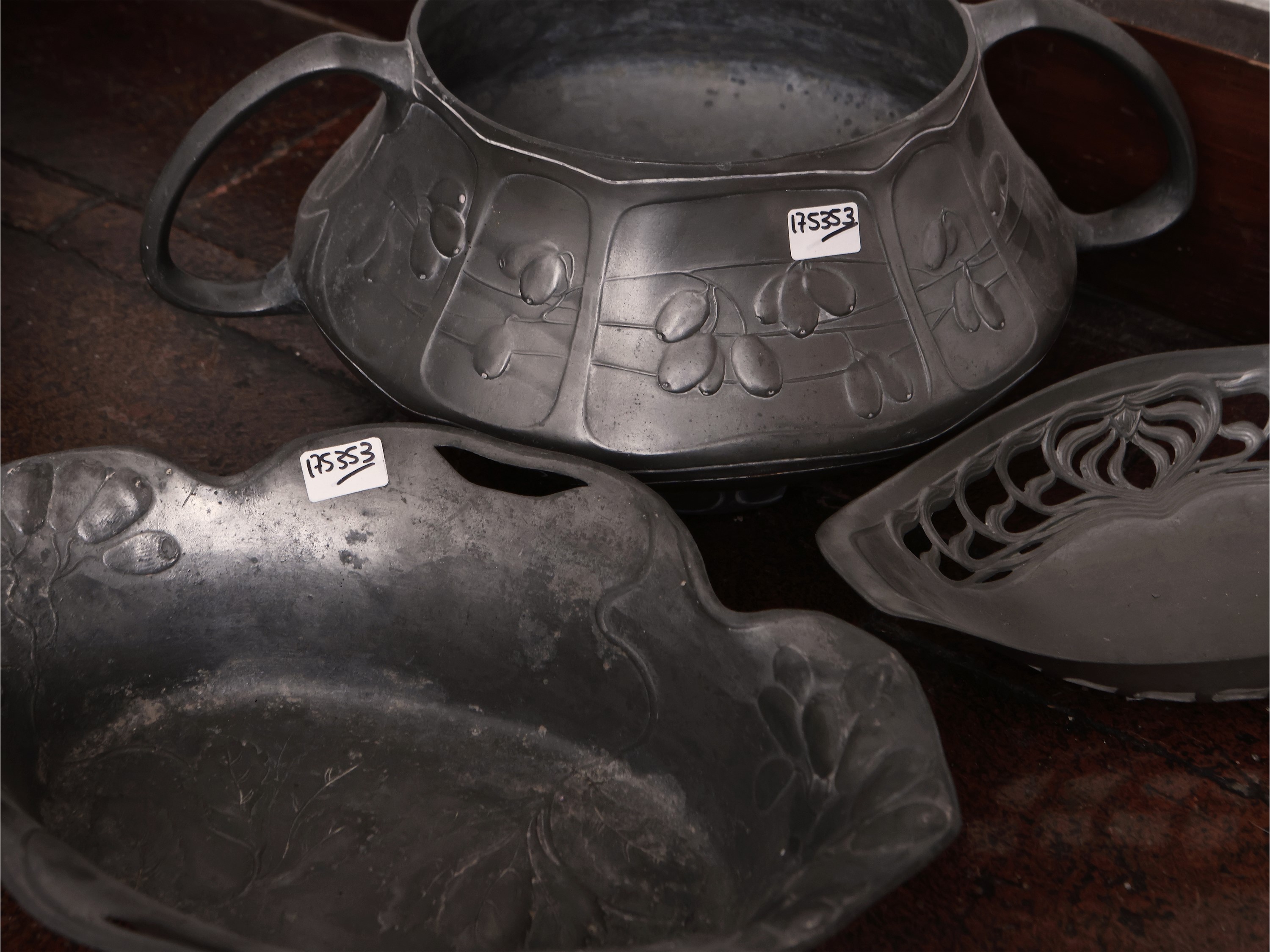 Accessori in peltro di gusto Art Nouveau, set da caffè, vaso ad anfora e centrotavola