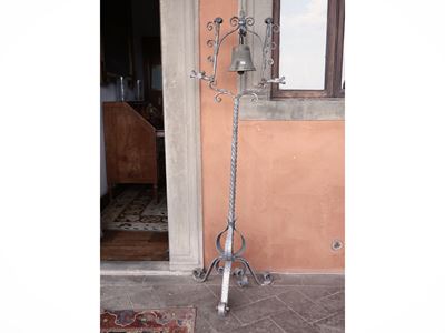 Campana in bronzo, h cm 156, su alto tripode in ferro battuto