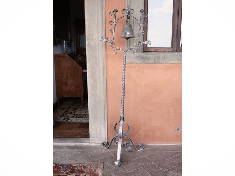 Campana in bronzo, h cm 156, su alto tripode in ferro battuto