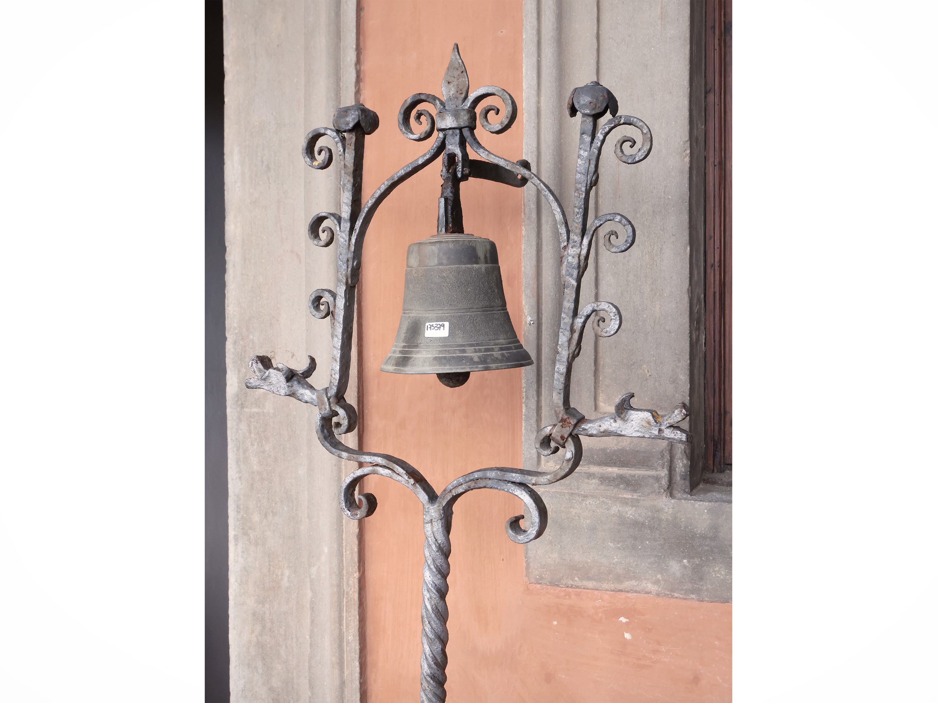 Campana in bronzo, h cm 156, su alto tripode in ferro battuto