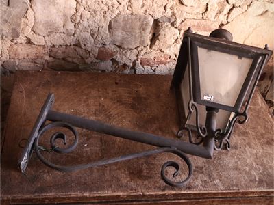 Coppia di Lampioni a Muro in Ferro Battuto