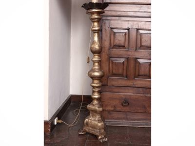 Coppia di Grandi Torciere in Legno Intagliato e Dorato