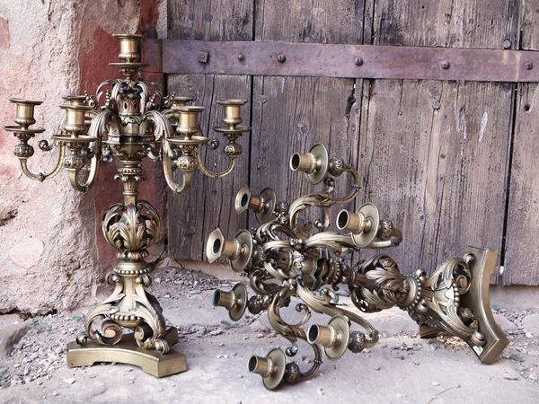 Coppia di  grandi candelieri in metallo dorato