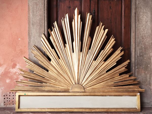 Fregio a raggiera in legno intagliato, dorato e laccato verde