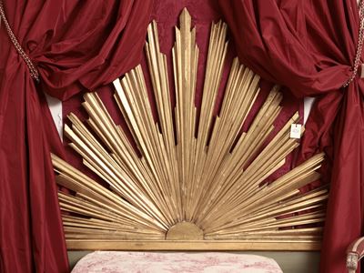 Fregio a Raggiera in Legno Intagliato, Dorato e Laccato Verde