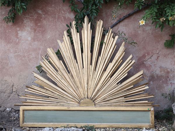 Fregio a raggiera in legno intagliato, dorato e laccato verde