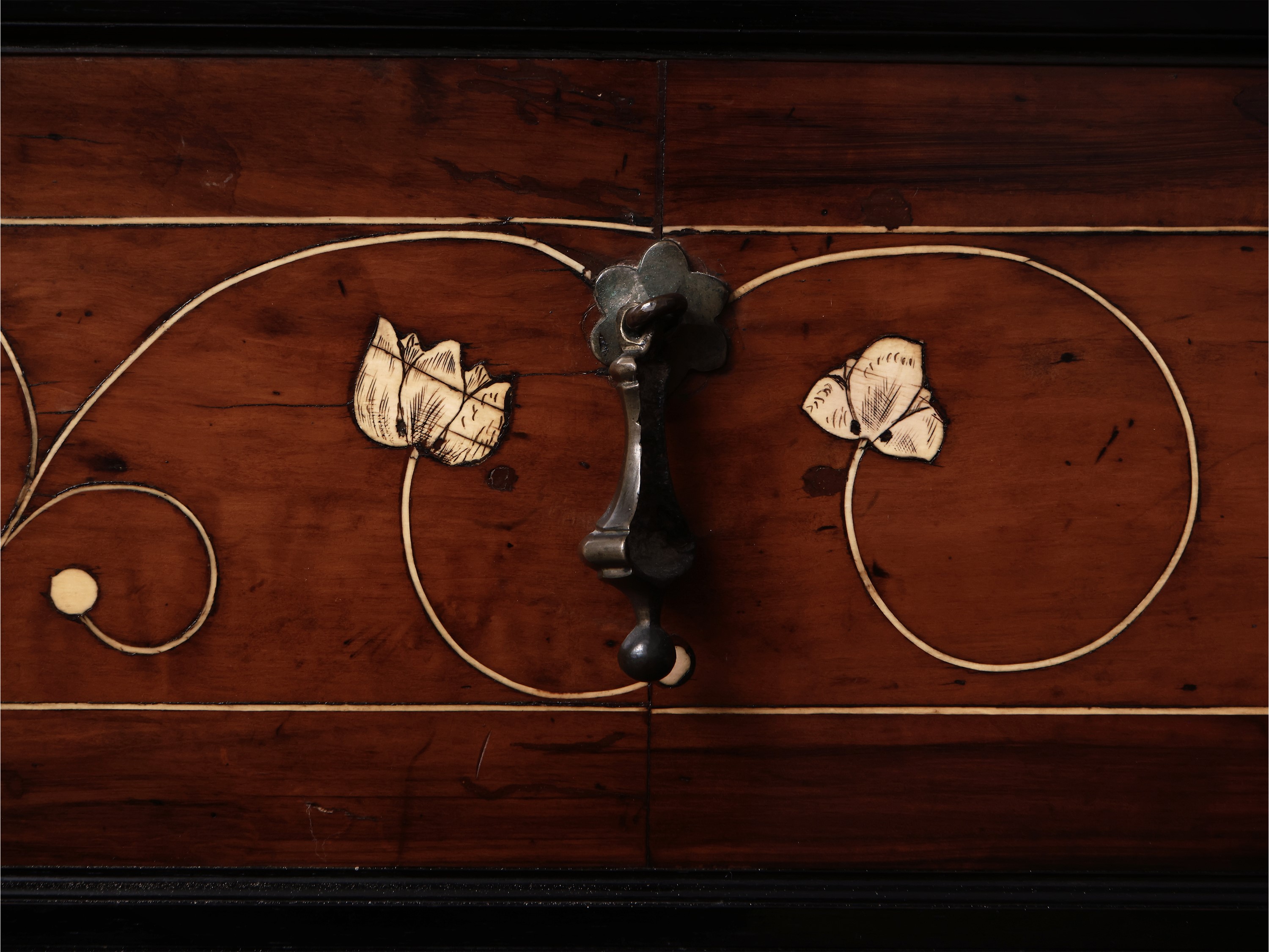 Piccolo Cassettone in Noce e Legno Ebanizzato
