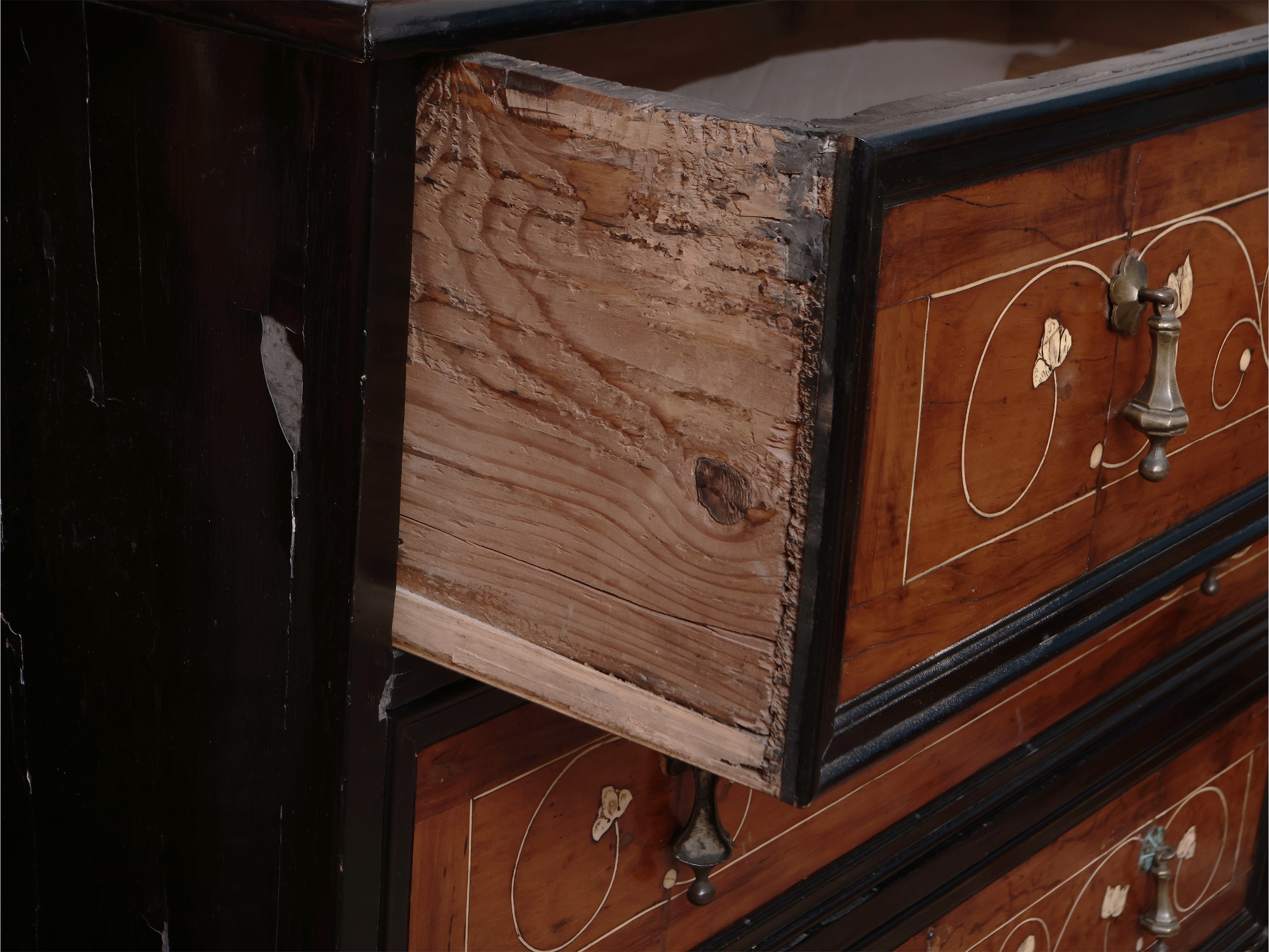Piccolo Cassettone in Noce e Legno Ebanizzato