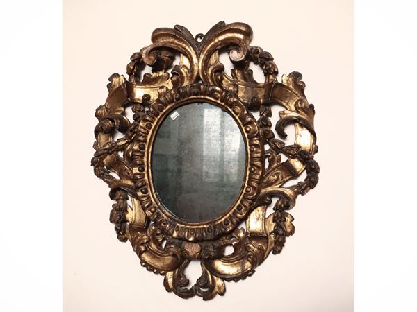 Piccola specchiera con cornice in legno dorato