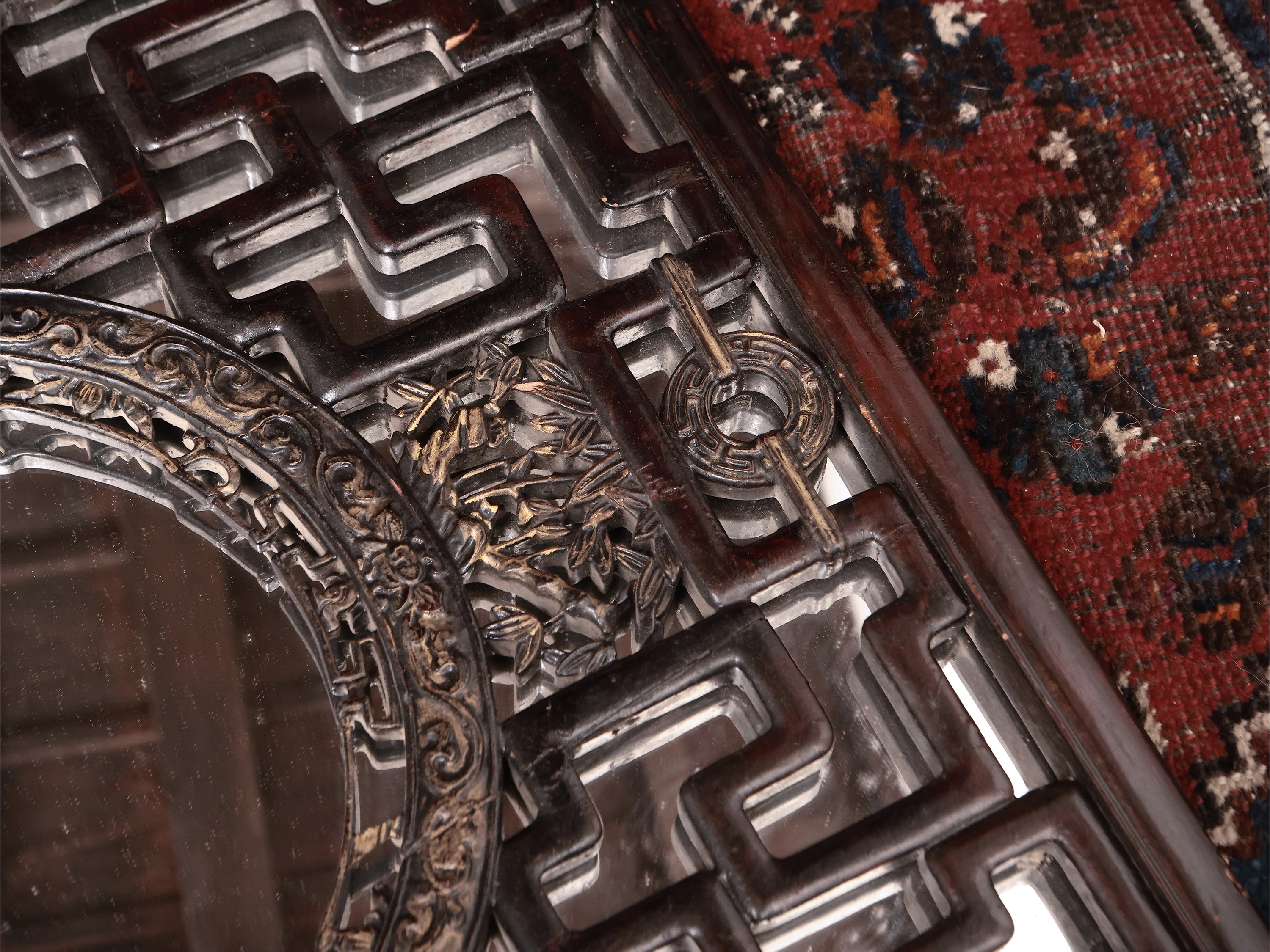 Specchiera orientale in mogano con lumeggiature dorate