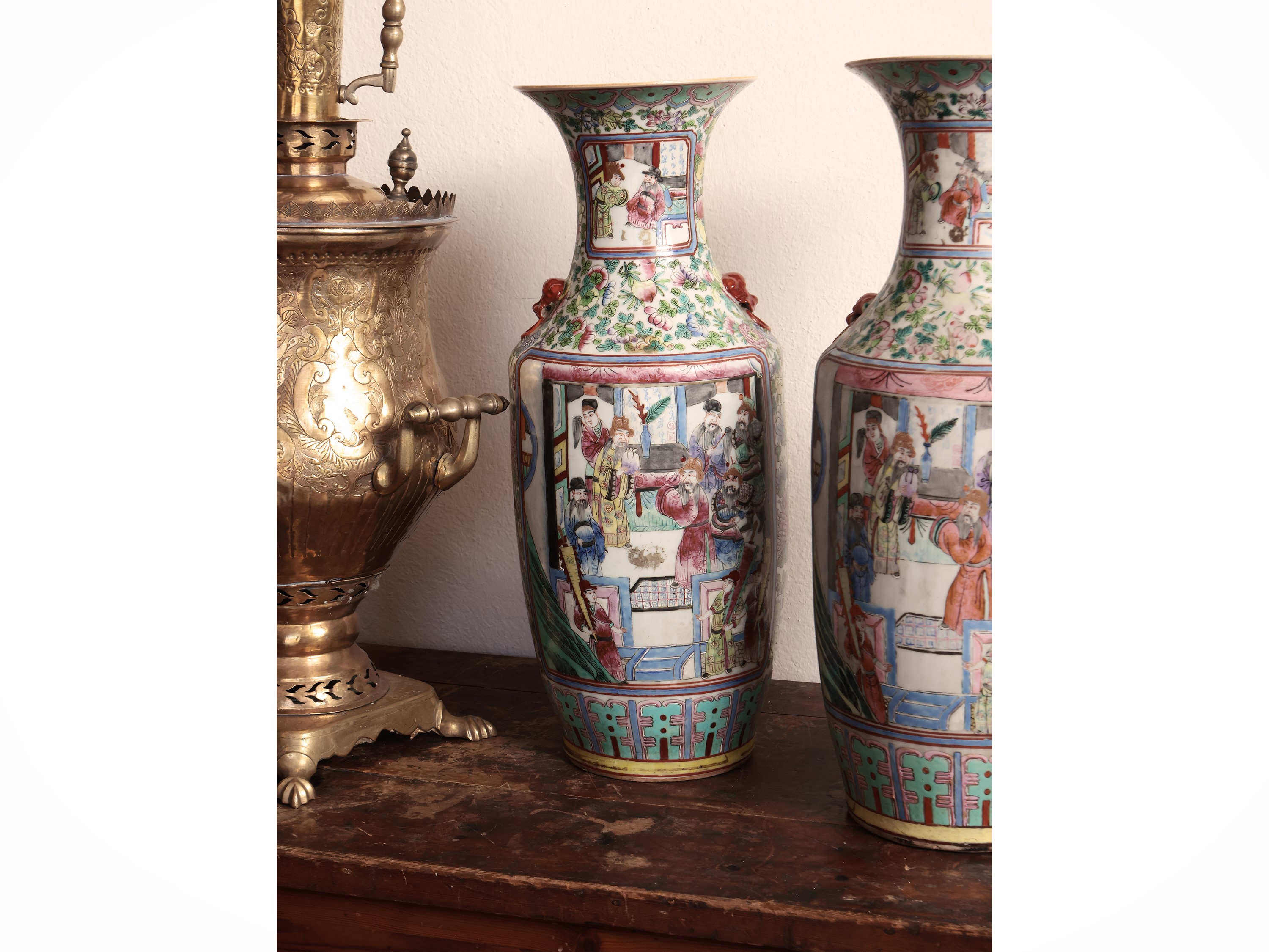 Coppia di vasi in porcellana