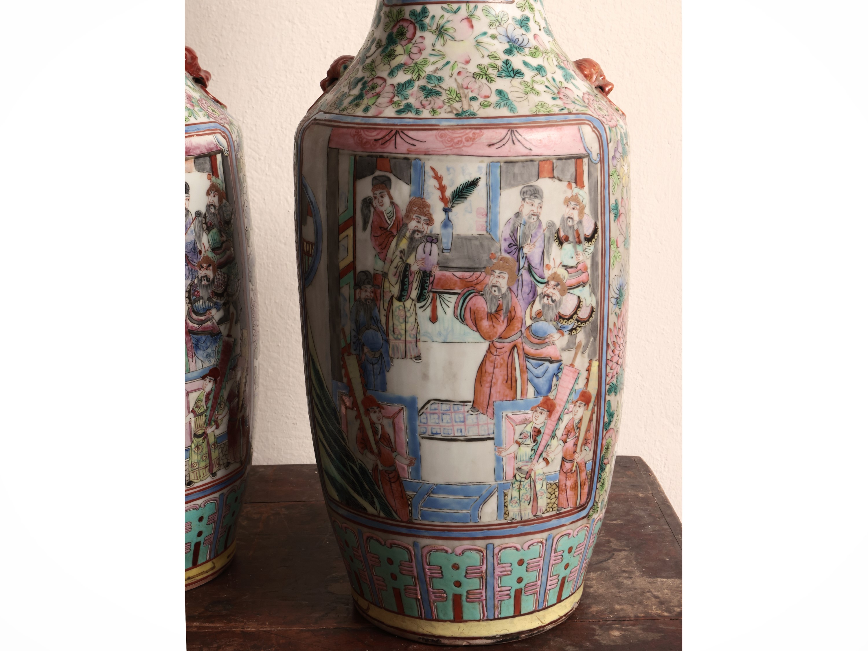 Coppia di vasi in porcellana