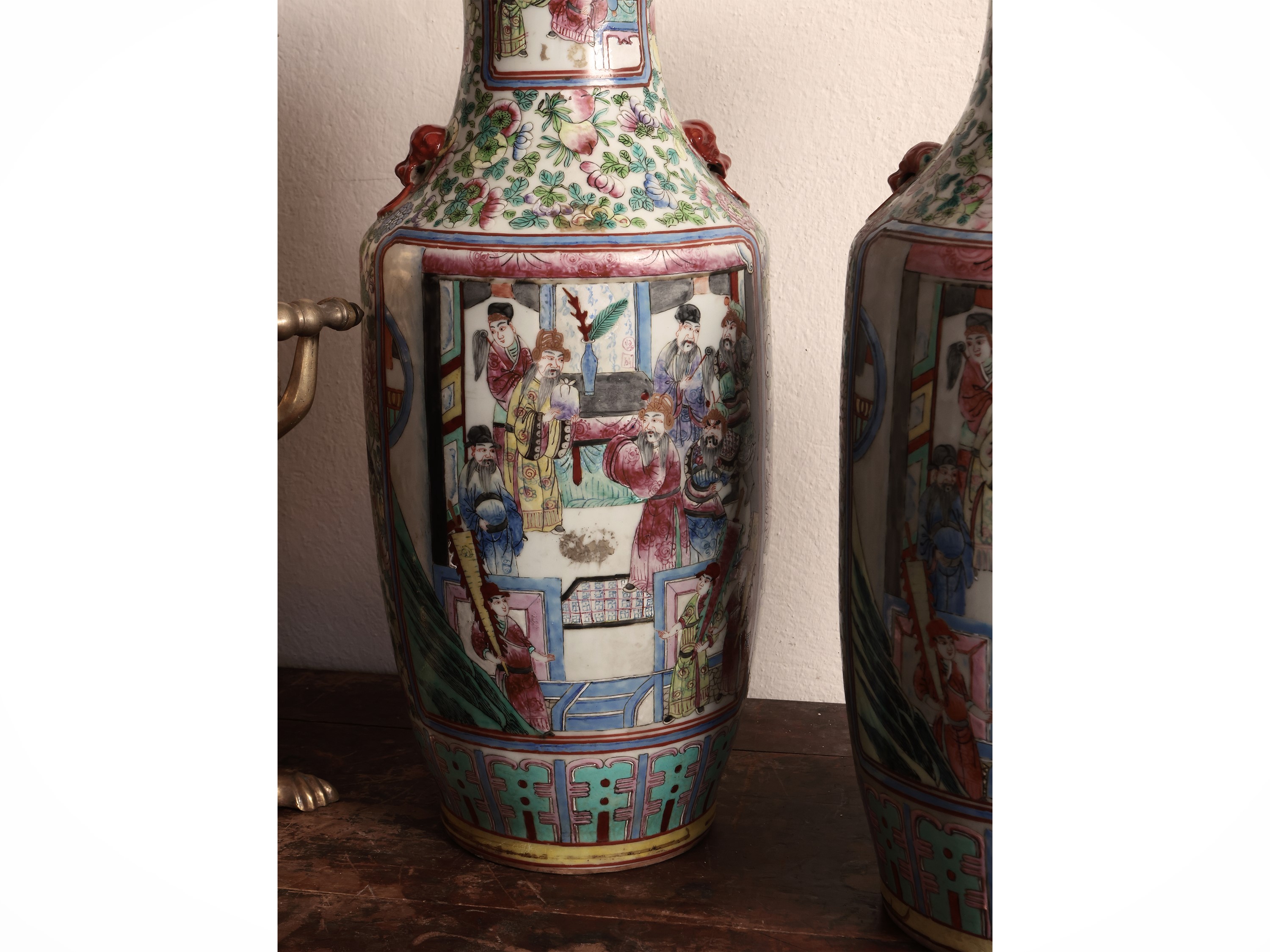 Coppia di vasi in porcellana