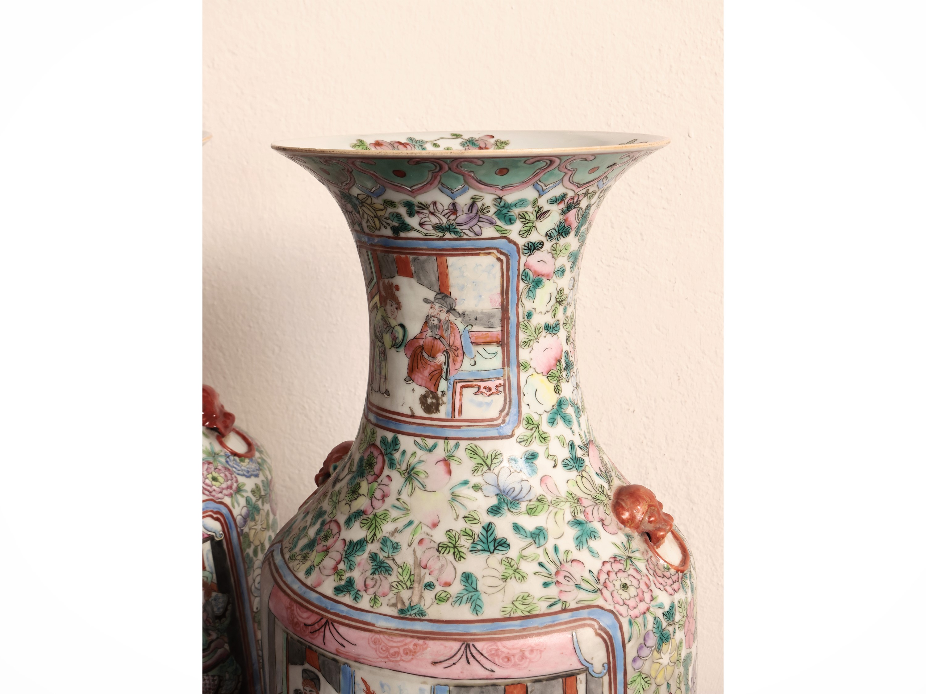 Coppia di vasi in porcellana