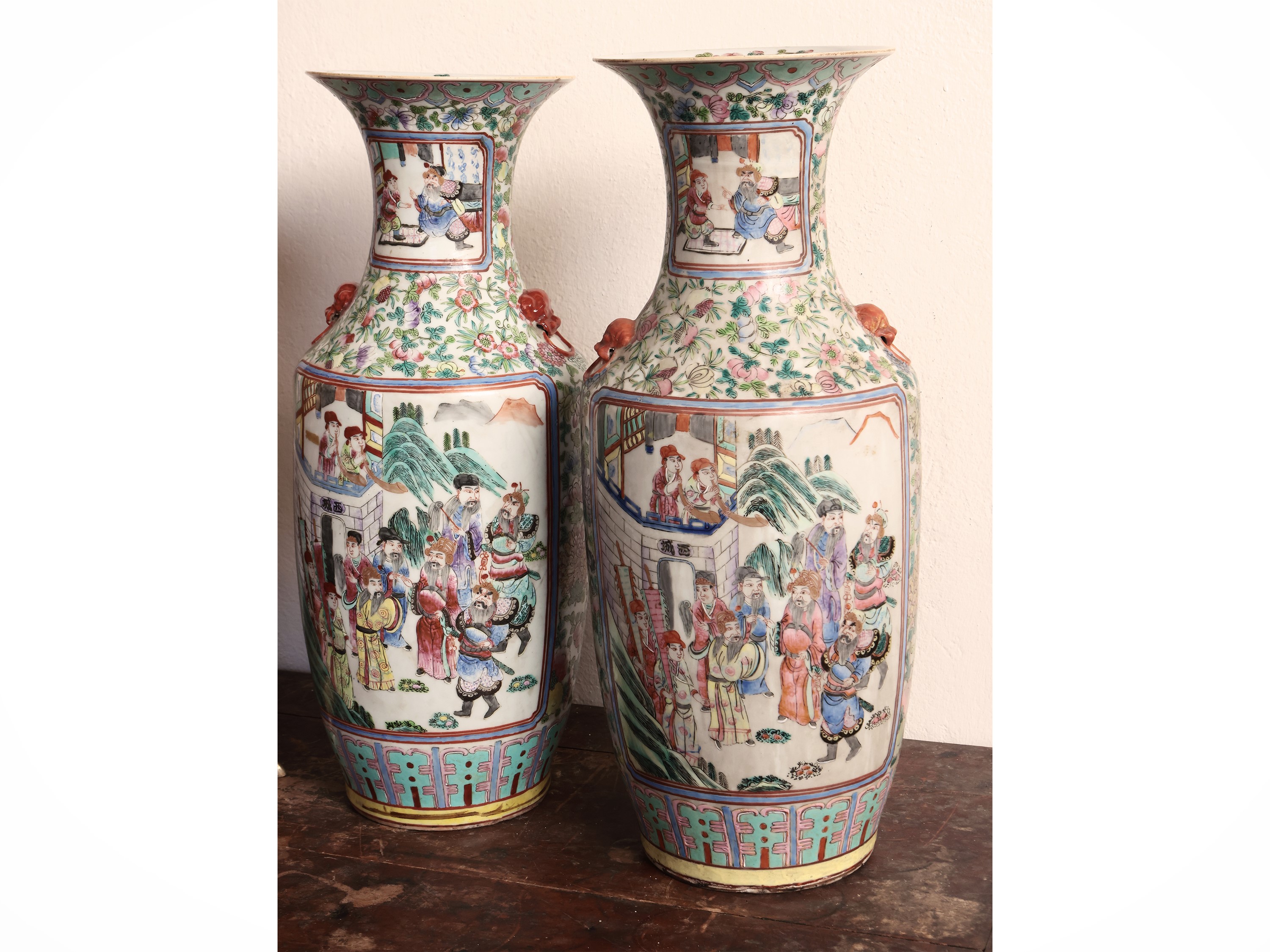 Coppia di vasi in porcellana