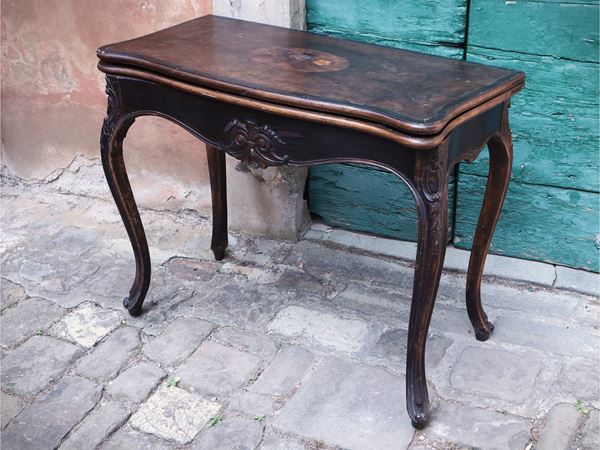 Tavolino console impiallacciato in noce e radica di noce