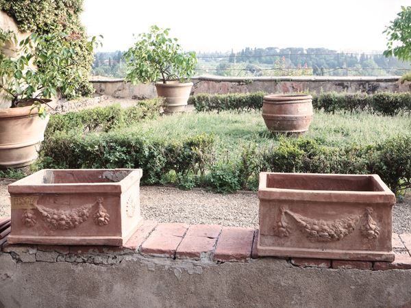 Serie di sei vasi a cassetta in terracotta