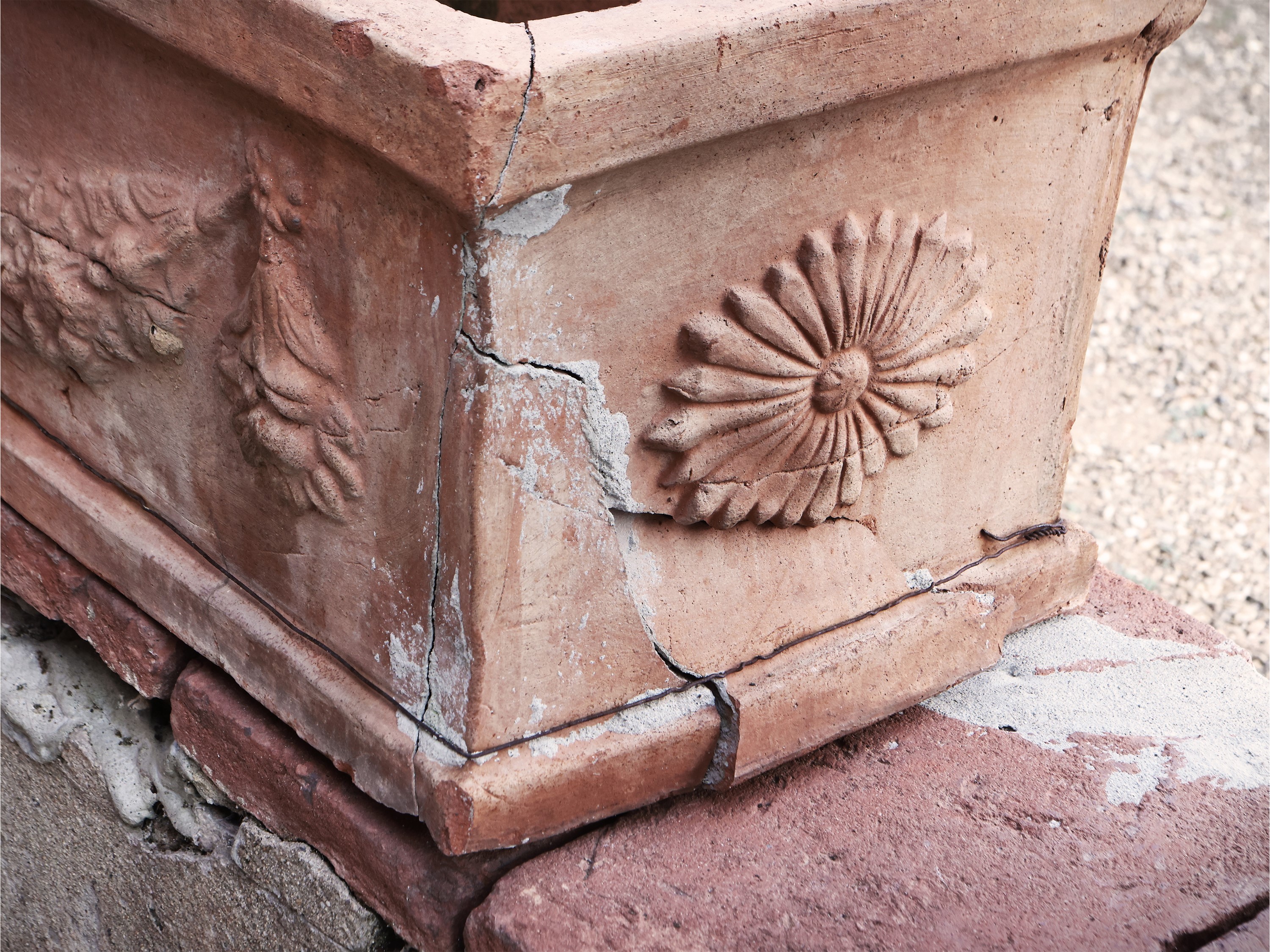Serie di Sei Vasi a Cassetta in Terracotta