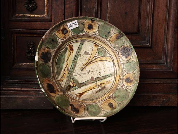 Piatto in terracotta ingobbiata e invetriata