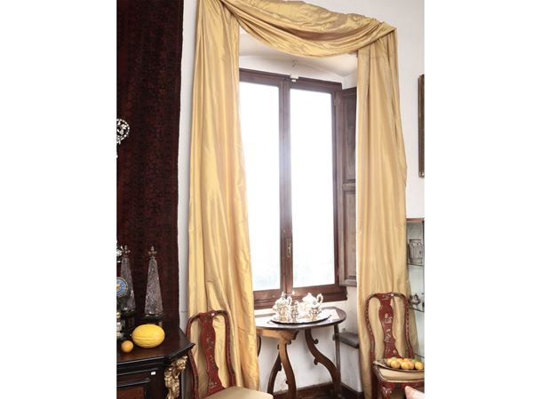Grande drappo in seta color oro