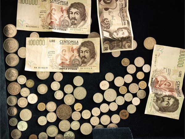 Raccolta di monete e banconote