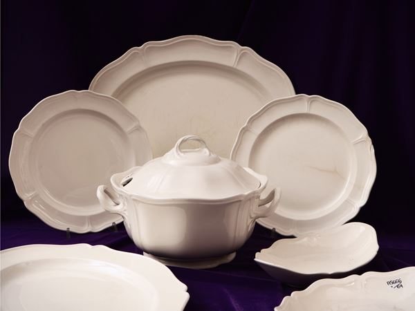 Service of dishes in ivory terrastic, wedgwood