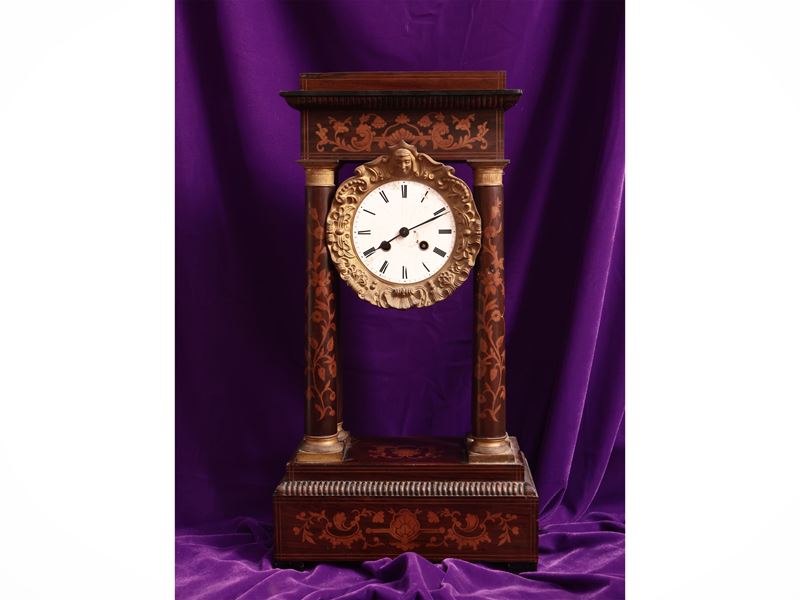 Orologio da tavolo a tempietto in noce