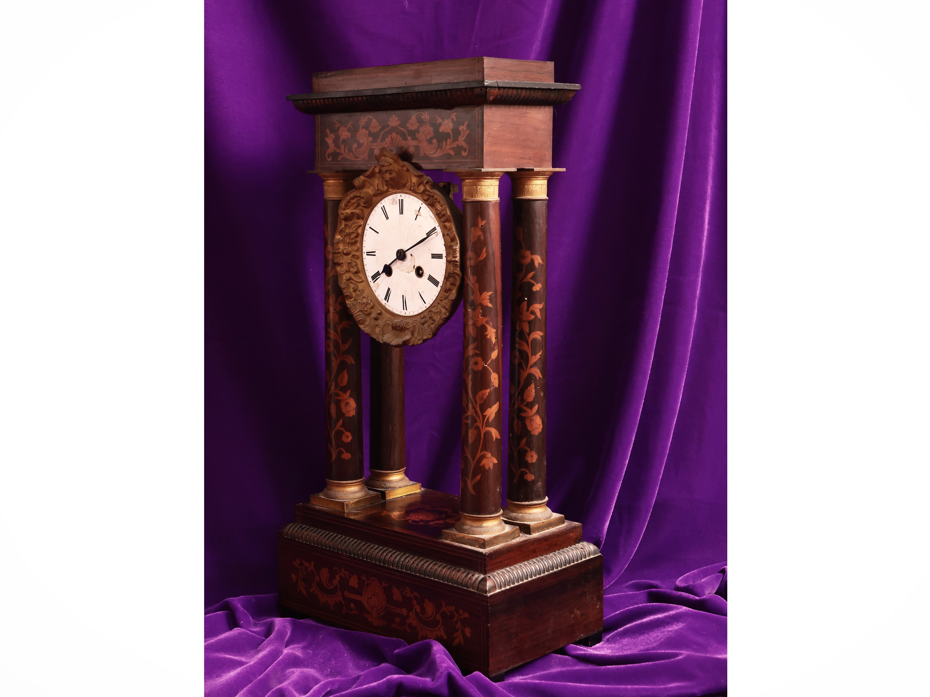 Orologio da tavolo a tempietto in noce